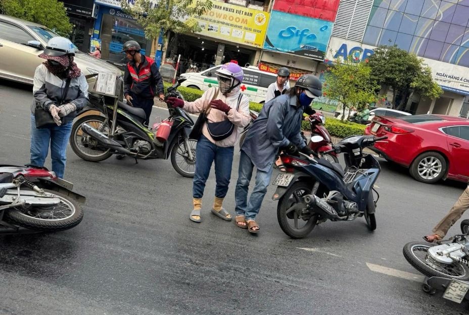 Nhot loang ca tram met tren duong TP.HCM, nguoi di xe may nga dui dui hinh anh