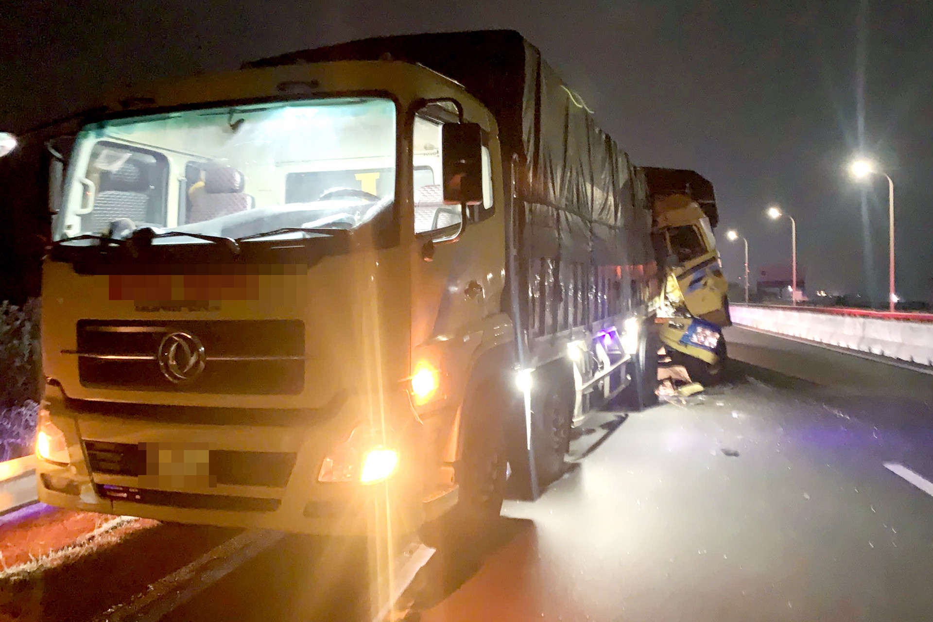 Tai xe tu vong, mac ket trong cabin khi tong vao xe dau ben duong hinh anh