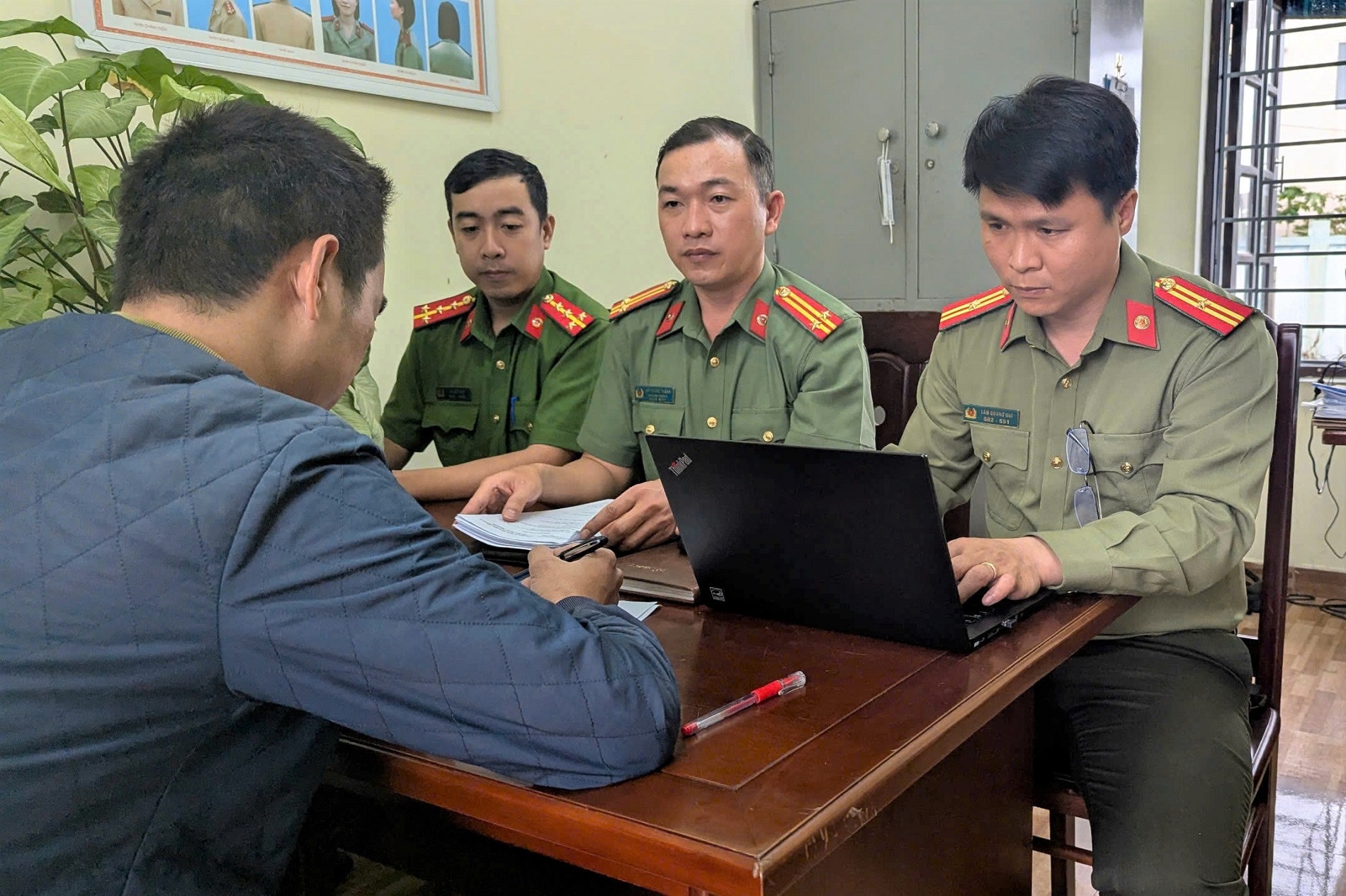 Cong an lam viec voi hai nguoi dang thong tin sai ve bat coc tre em hinh anh