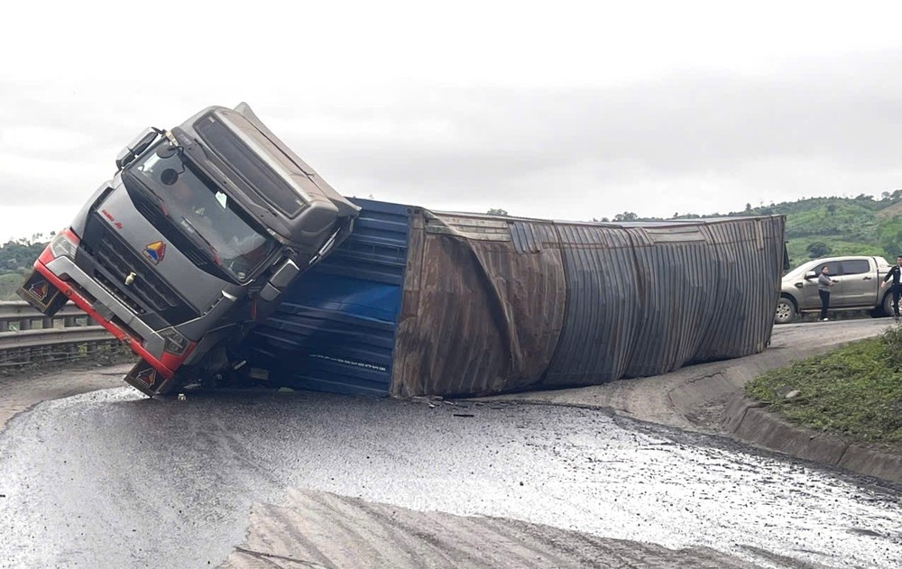 Xe cho go bi lat, quoc lo 15D tac gan mot ngay dem hinh anh