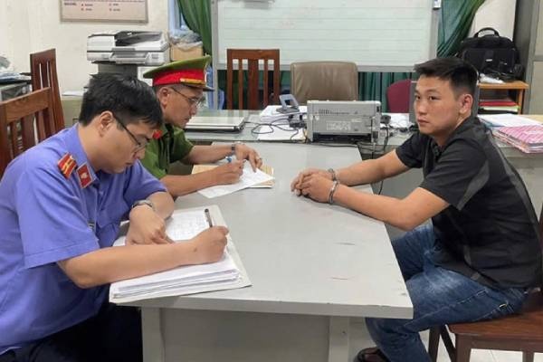 De nghi truy to tai xe oto danh nguoi truoc cong benh vien o TP.HCM hinh anh