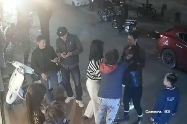 Nguoi phu nu bi hanh hung khi nhac 'dat cho ra duong phai deo ro mom' hinh anh