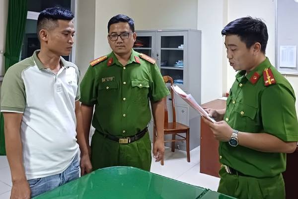 Bat chu co so o TP.HCM xa 100 tan chat thai doc hai ra moi truong hinh anh