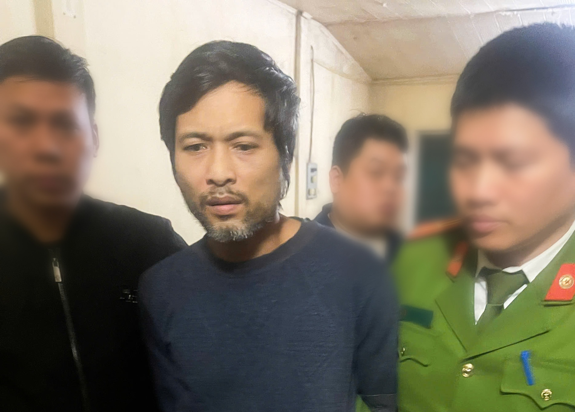 Cong an tiet lo nhan than nguoi dan ong vao cua hang doa nu nhan vien hinh anh