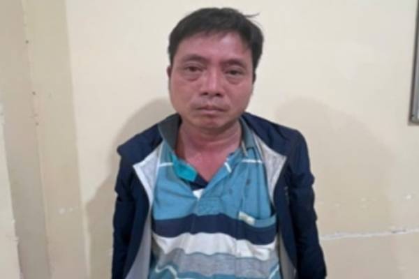 Bat doi tuong dung sung khong che de cuop tai san hinh anh