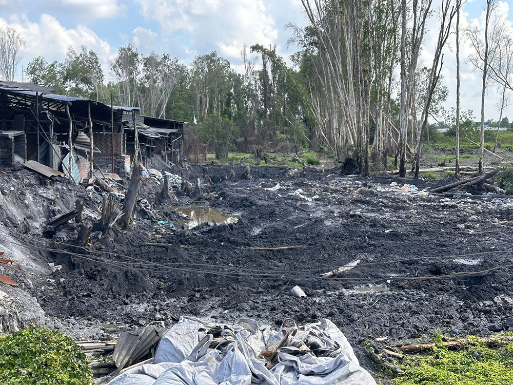 Xa 100 tan,  Chat thai doc hai,  Tran Vinh Du anh 2