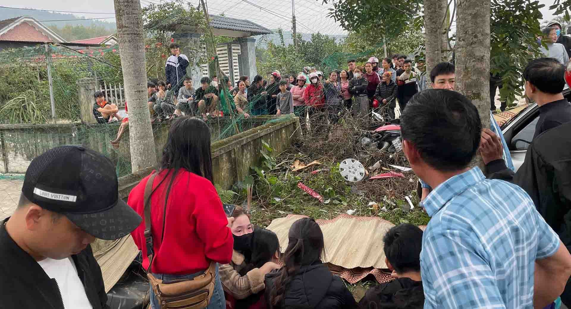 Va cham voi oto, 2 ba chau tu vong hinh anh