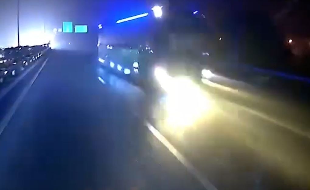 Tai xe giat minh vi xe khach di nguoc chieu cao toc trong dem hinh anh