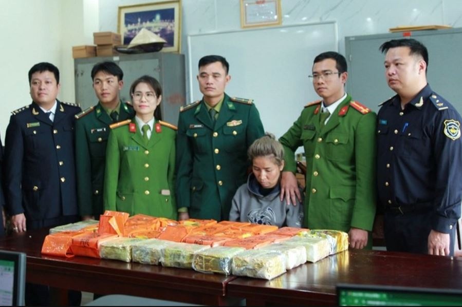 Vua nhap canh Viet Nam, nguoi phu nu Lao bi bat cung 30 kg ma tuy da hinh anh