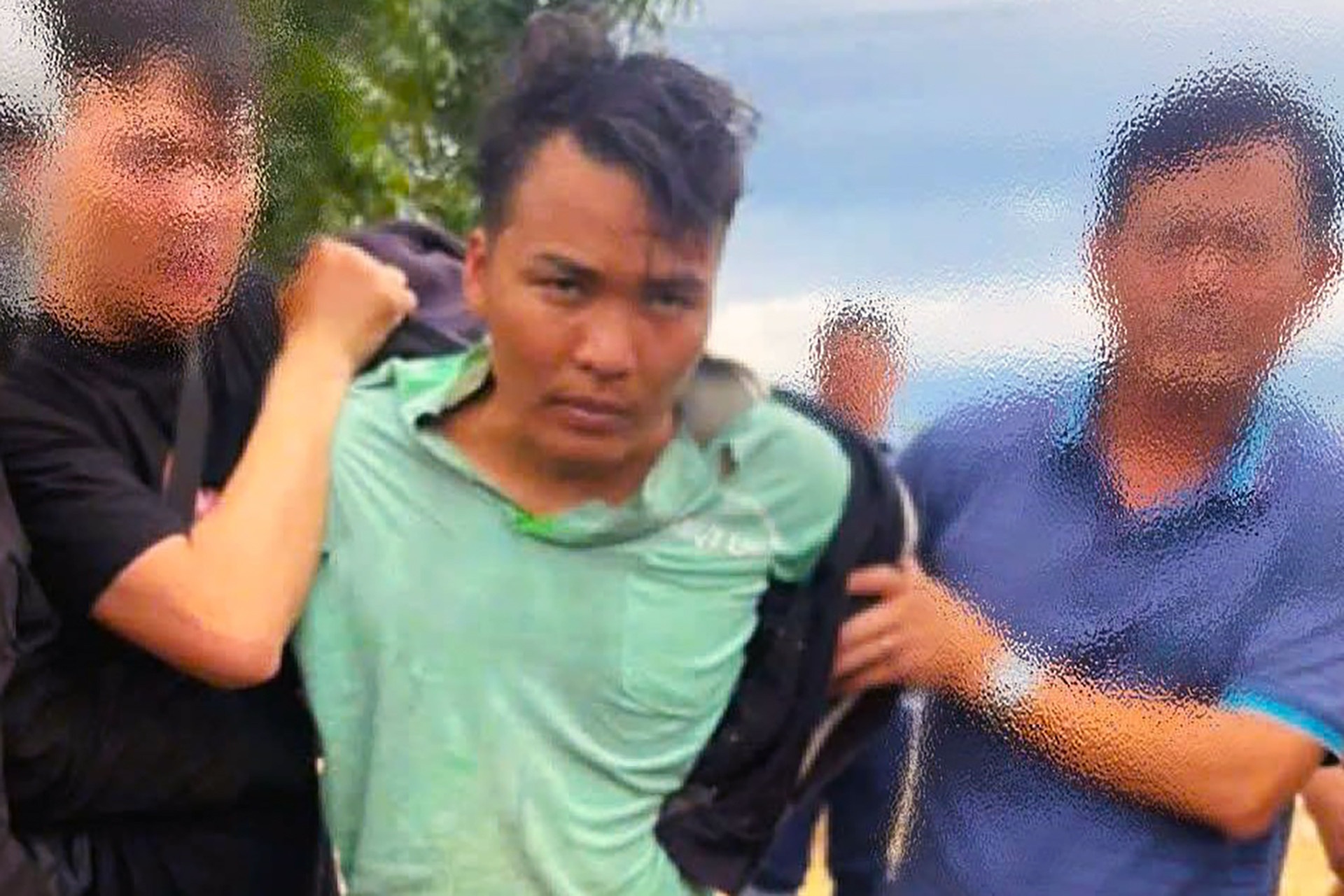 Pham nhan duc tuong tron khoi nha tam giu vua bi bat trong rung hinh anh