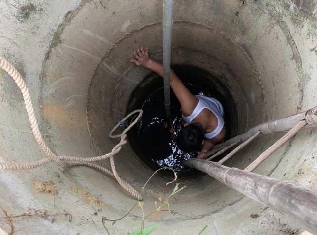 cu ba roi xuong gieng anh 1