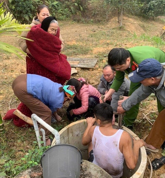 cu ba roi xuong gieng anh 2