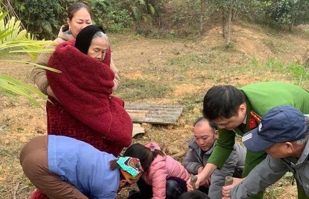 Cong an giai cuu cu ba 88 tuoi roi xuong gieng hinh anh