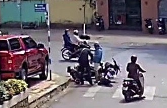 Truy tim 2 nguoi da toi tap vao mat thanh nien sau va cham giao thong hinh anh