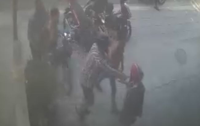 Thanh nien bi danh ‘hoi dong’ giua duong o Binh Duong hinh anh