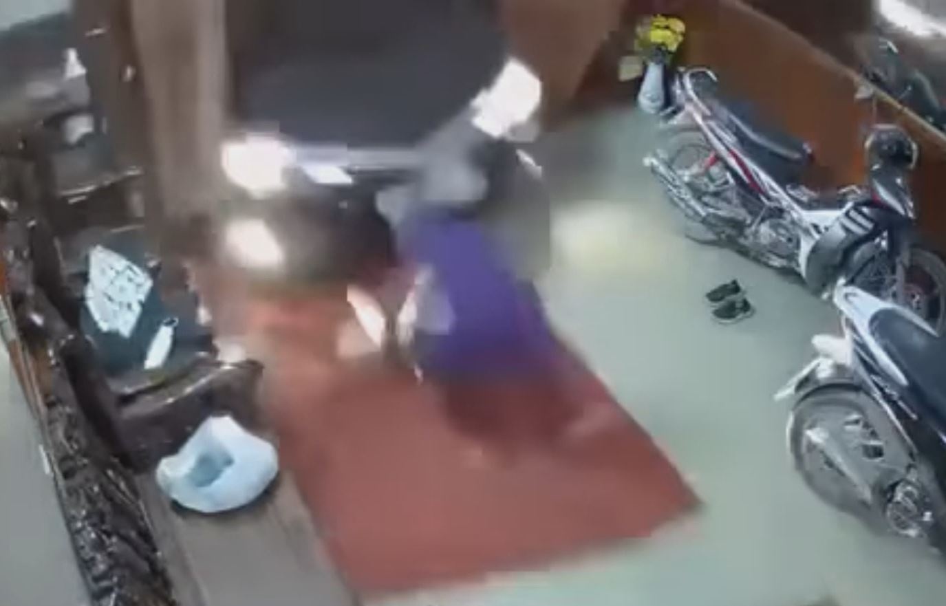 Oto dam sap cua nha dan, cuon mot nguoi vao gam hinh anh