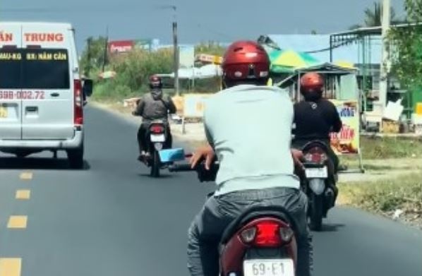 Xac minh nguoi dan ong bat cheo tay chay xe may tren Quoc lo 1 hinh anh