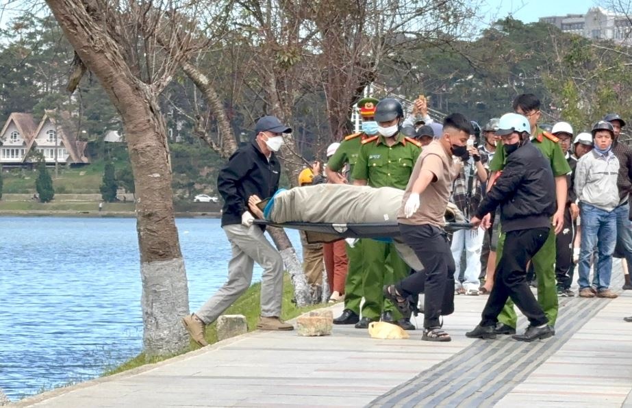 Thi the nam gioi noi tren mat ho Xuan Huong, Da Lat hinh anh
