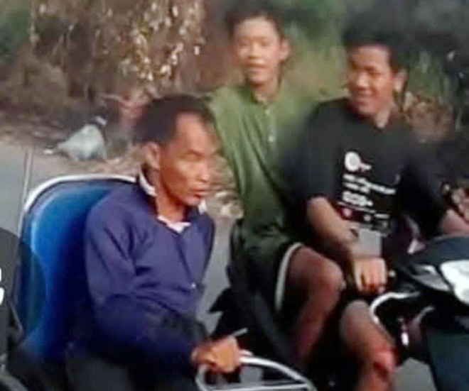 Nguoi dan ong ngoi xe lan bi 2 thanh nien chay xe may tat vao dau hinh anh