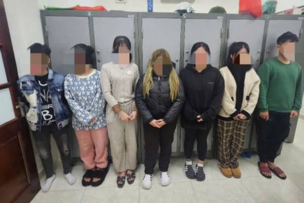 Tam giu 2 nghi pham trong vu thieu nu 17 tuoi bi danh, bat quy xin loi hinh anh