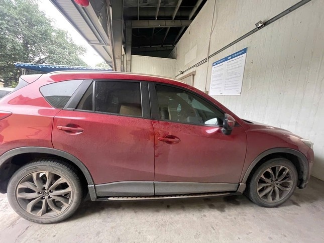 Trieu tap tai xe Mazda CX5 keo le xe may tren duong pho Ha Noi hinh anh