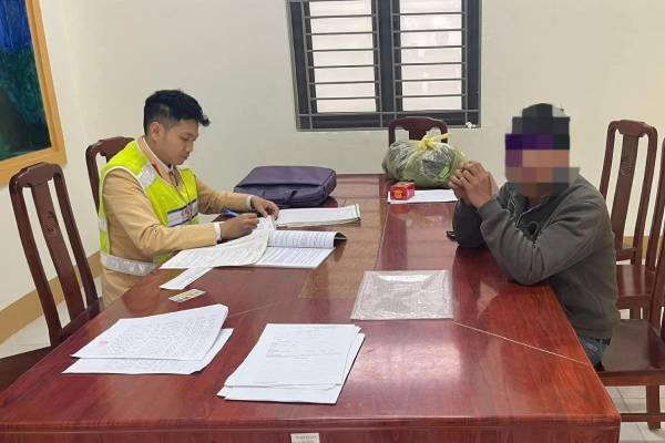 Cong an trieu tap thanh nien chan oto tren deo Da Trang hinh anh