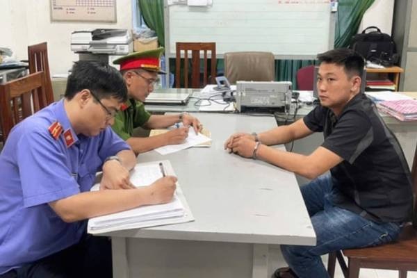 Truy to tai xe danh nguoi truoc cong Benh vien Tu Du hinh anh