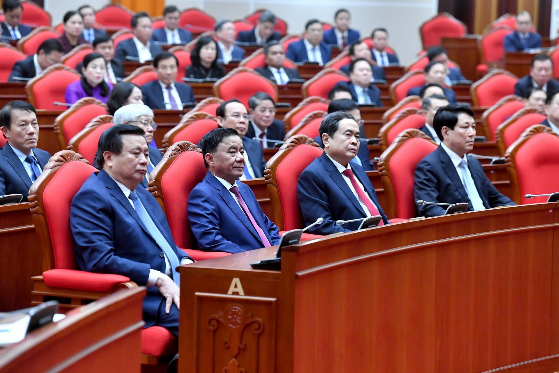 Bo Chinh tri: Nghien cuu sap nhap mot so tinh, bo don vi cap huyen hinh anh