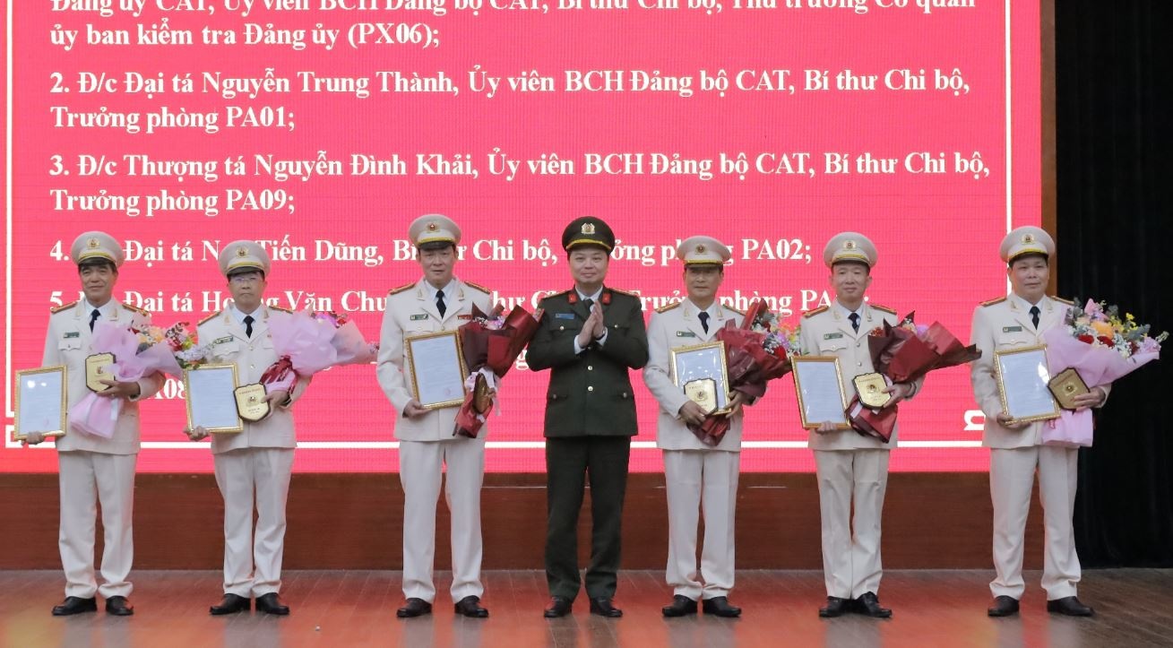 13 dai ta, thuong ta Cong an tinh Lang Son nghi huu truoc tuoi hinh anh