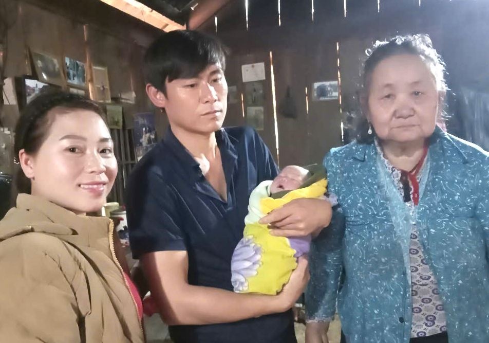 4 co giao do de cho san phu ben duong rung hinh anh