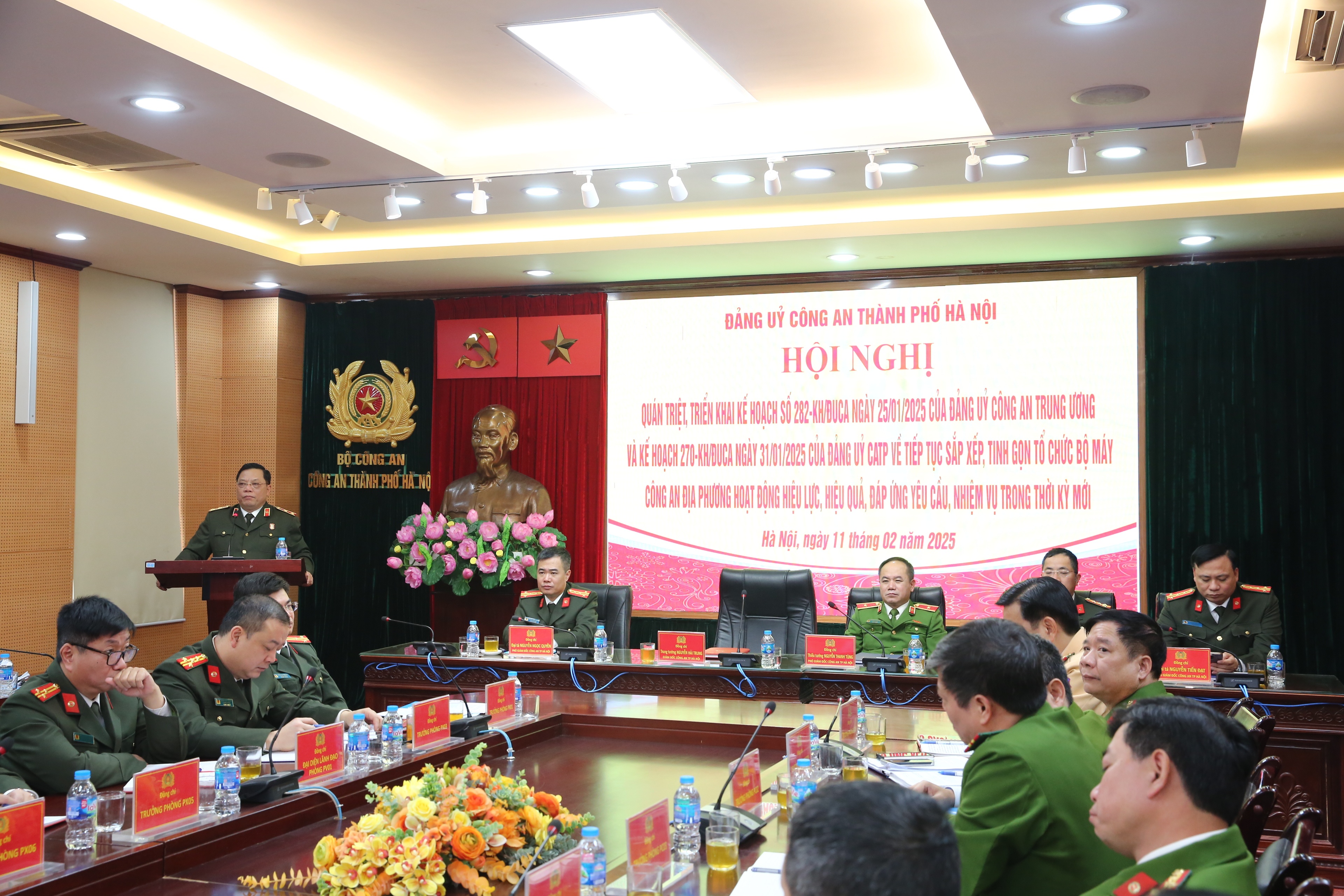 59 lanh dao, chi huy cac cap Cong an Ha Noi xin nghi truoc tuoi hinh anh