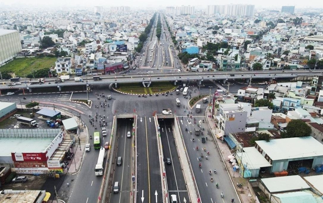 Han che xe tai, container tu Tay Ninh, Dong Nai vao trung tam TP.HCM hinh anh