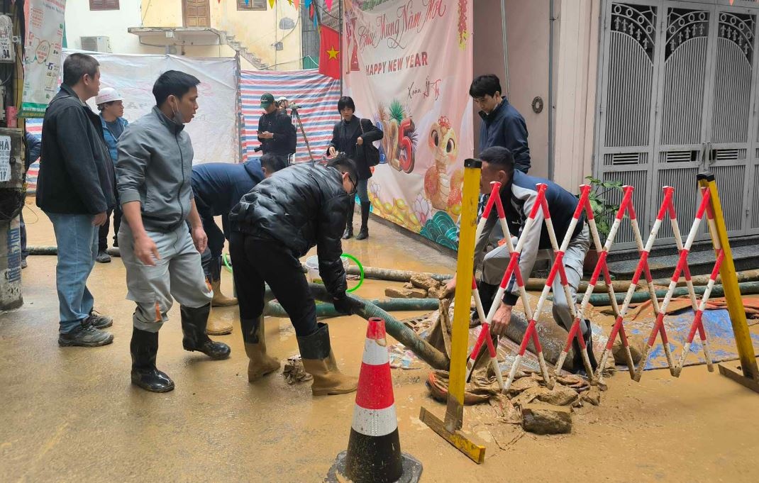 Bun ham ngam metro Nhon - ga Ha Noi trao len, giam toc do may dao hinh anh