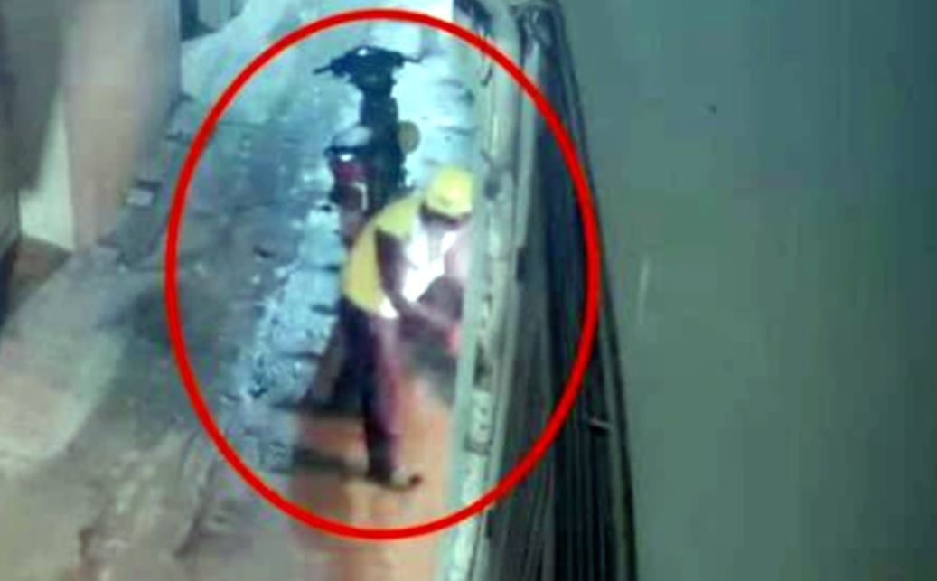 Truy tim nguoi mac ao xe om cong nghe mang xang dot cong nha dan hinh anh