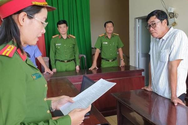 Truy to cuu giam doc lua dao chiem doat gan 13 ty dong hinh anh