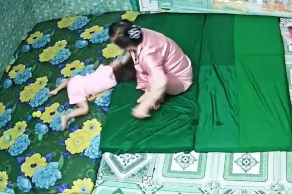 Bat nguoi phu nu bao hanh 2 be tai diem giu tre tu phat o Long An hinh anh