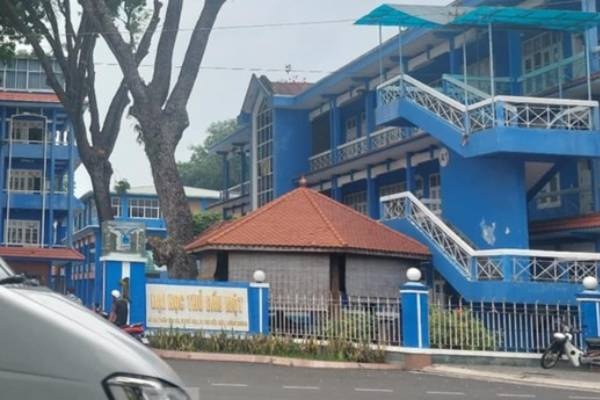 Thong tin vu nam sinh trinh bao bi cong an dom vao truong doc lenh bat hinh anh