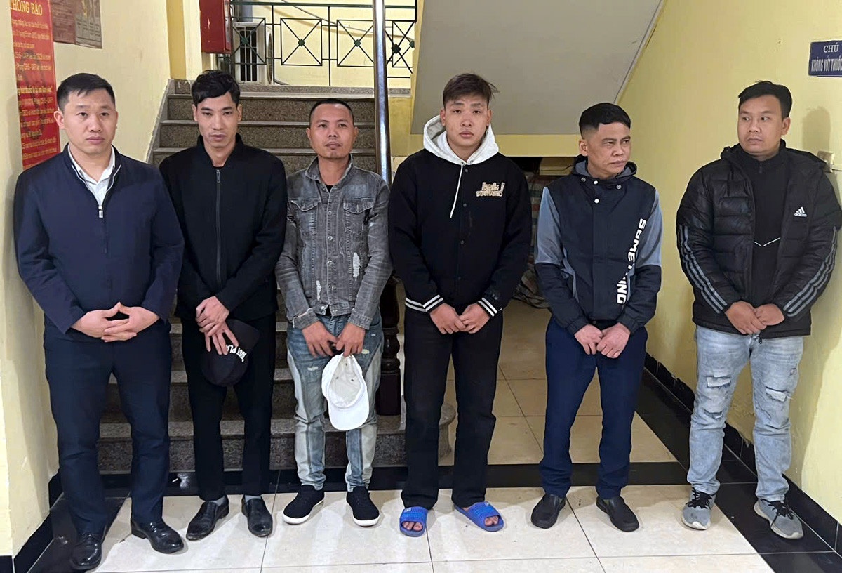 Bat khan cap nhom doi tuong tat axit vao phu nu de lay 200 trieu dong hinh anh