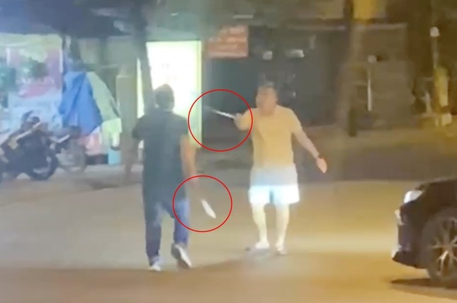 Truy xet 2 tai xe oto cam hung khi 'von' nhau tren duong o TP.HCM hinh anh