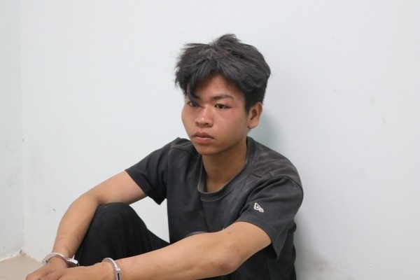 Bat giu nghich tu tuoi xang dot me hinh anh