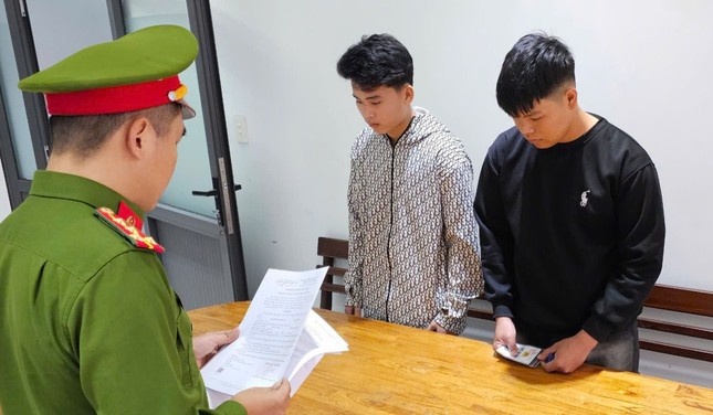 Dan mat doi thu,  Cuop tai san anh 1