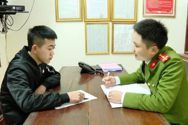 Khoi to 3 doi tuong cam ma tau de doa, bat nan nhan quy xin loi hinh anh