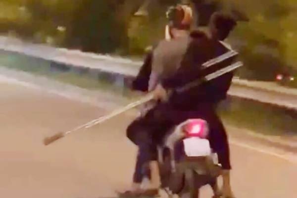 Cong an moi lam viec 5 thanh thieu nien cam ba chia dao pho o Thu Duc hinh anh