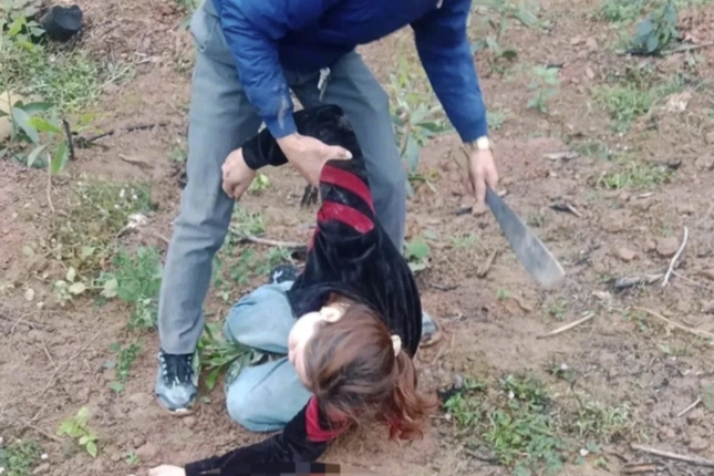 2 vo chong,  Bi danh toi tap,  Phai nhap vien anh 1