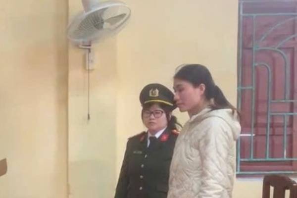 Nguoi phu nu dung 2 'so do gia' de lua dao vay tien hinh anh