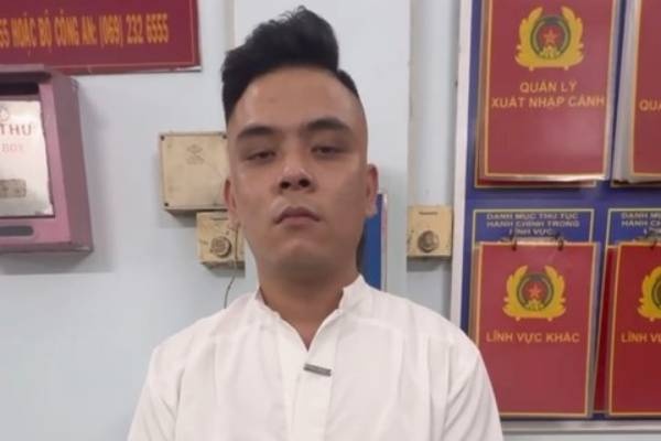 Bat khan cap thanh nien danh nhan vien bao ve bat tinh tren pho di bo hinh anh