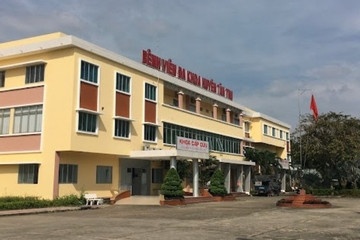 Bat tam giam mot bac si tai benh vien o Long An hinh anh