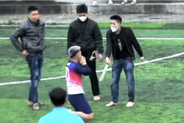 Cam kiem,  Bat tinh dich quy,  San bong anh 1