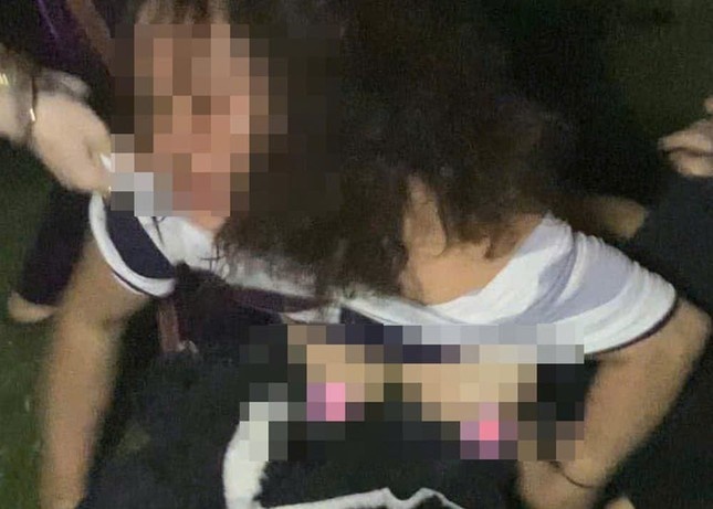 Thong tin moi vu nguoi phu nu bi lot do, do nuoc mam o Lam Dong hinh anh