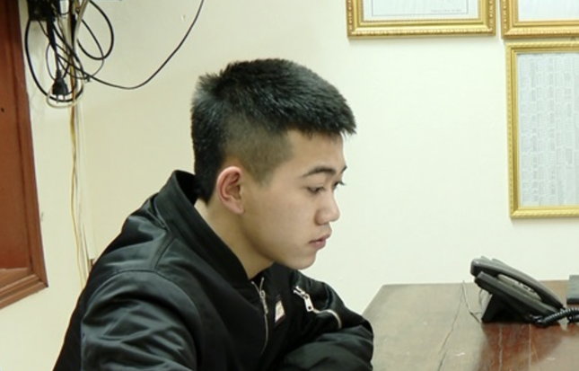 Trieu tap nhom thanh nien cam kiem bat 'tinh dich' quy o san bong hinh anh